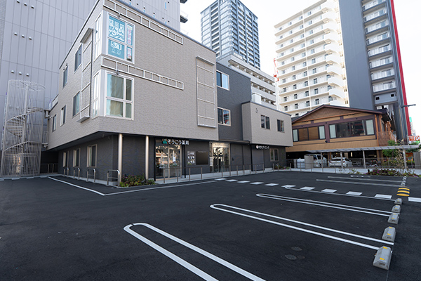 各線「難波駅」からは、タクシーで5分のアクセスです。