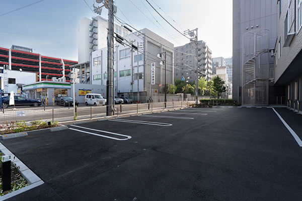 共用駐車場13台
